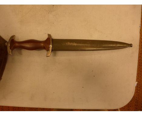 A GERMAN MID 20TH CENTURY NPEA DAGGER, 22CM BLADE WITH INSCRIPTION, COMPLETE WITH SCABBARD 