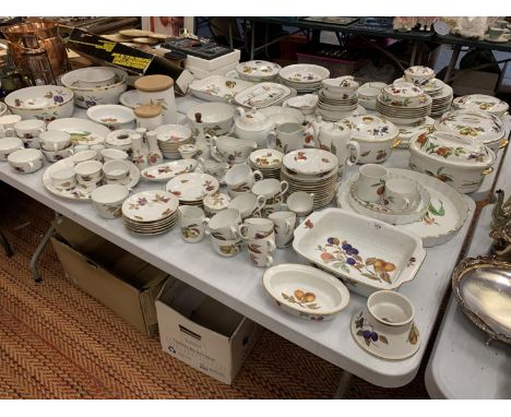 A HUGE COLLECTION OF ROYAL WORCESTER DINNER WARE IN THE EVESHAM DESIGN 