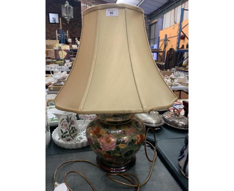 A LARGE DECORATIVE TABLE LAMP TO INCLUDE THE SHADE (H: WITH SHADE APPROXIMATELY 62CM) 