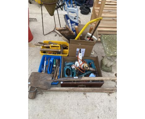 AN ASSORTMENT OF HAND TOOLS TO INCLUDE SAWS, ELECTRIC DRILLS AND HAMMERS ETC 