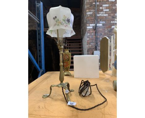 A DECORATIVE BRASS TABLE LAMP WITH FLORAL GLASS SHADE 