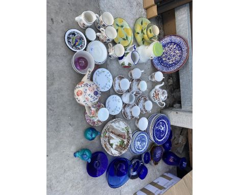 AN ASSORTMENT OF CERAMIC AND GLASS WARE TO INCLUDE A TEAPOT, BLUE AND WHITE PLATES AND A COLCLOUGH TEASET 