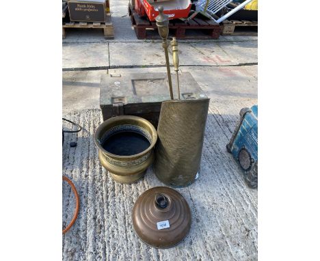 AN ASSORTMENT OF BRASS ITEMS TO INCLUDE A COAL SCUTTLE AND PLANTER ETC 