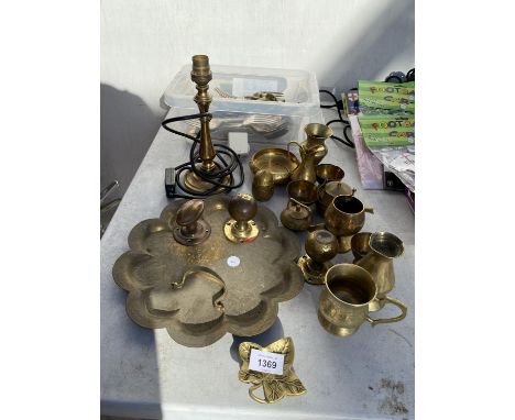 AN ASSORTMENT OF BRASS WARE TO INCLUDE A CANDLESTICK CONVERTED TO A LAMP AND A FURTHER ASSORTMENT OF EPNS FLATWARE 