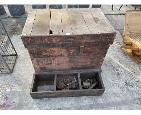 A LARGE WOODEN VINTAGE TOOL CHEST TO INCLUDE THE CONTENTS OF HAND TOOLS 
