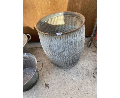 A VINTAGE METAL DOLLY TUB 