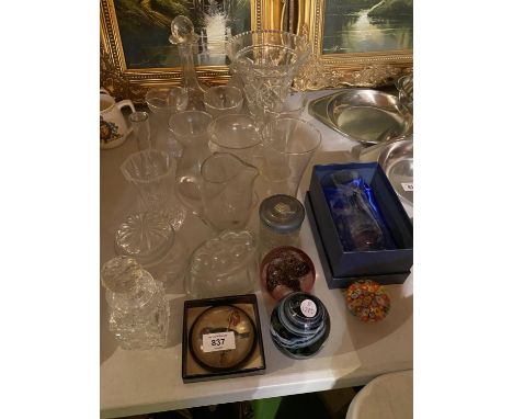 A VARIETY OF GLASSWARE TO INCLUDE A DECANTER, A VASE AND PAPER WEIGHTS ETC 