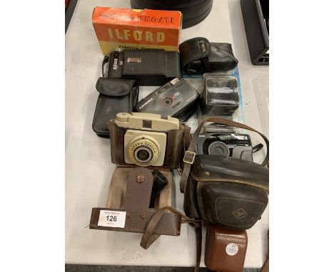 A QUANTITY OF VINTAGE CAMERAS 