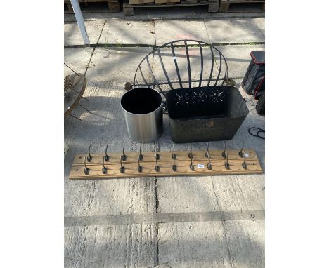 AN ASSORTMENT OF ITEMS TO INCLUDE A LARGE HAYRACK PLANTER AND COAT HOOKS ETC 