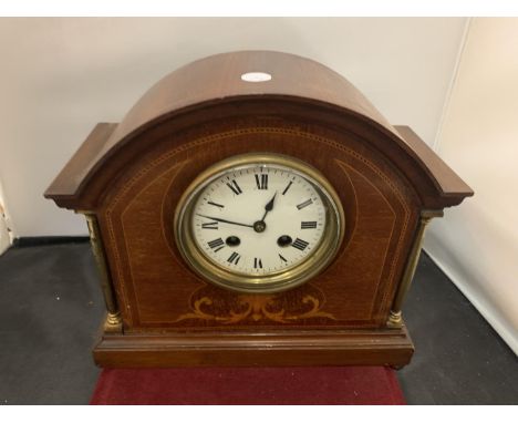 AN INLAID MAHOGANY MANTEL CLOCK WITH BRASS DETAIL 