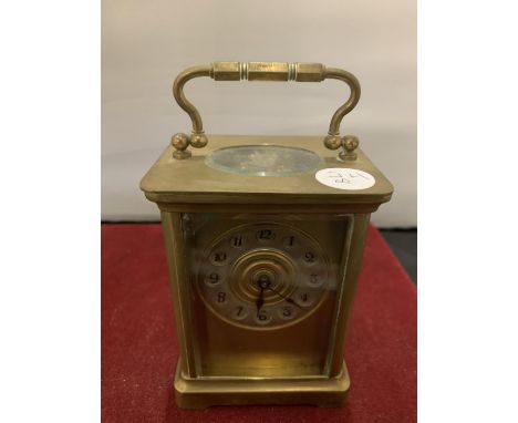 A LATE VICTORIAN BRASS CARRIAGE CLOCK WITH KEY 