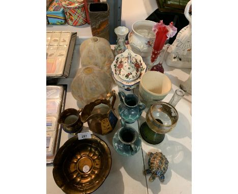 A COLLECTION OF ASSORTED CERAMICS AND GLASS WARE TO INCLUDE VASES, LIGHT SHADES ETC 