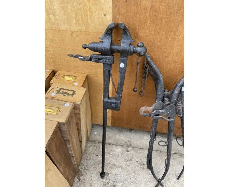 A VINTAGE AND UNUSUAL LEG VICE 