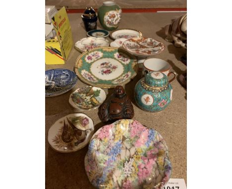 A SELECTION OF CERAMIC ITEMS TO INCLUDE A SMALL BLUE AND WHITE WEDGWOOD PLATE ETC 