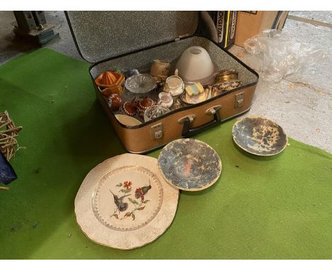 A SMALL VINTAGE SUITCASE CONTAINING AN ECLECTIC ASSORTMENT OF ITEMS 