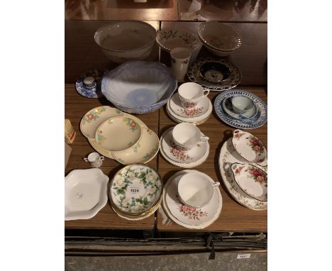 A SELECTION OF CERAMIC WARE TO INCLUDE A SHELLEY BOWL, A COALPORT BOWL, TWO ROYAL ALBERT 'OLD COUNTRY ROSES' DISHES, A PAIR O