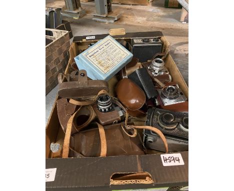 A LARGE SELECTION OF VINTAGE AND RETRO CAMERAS TO INCLUDE A ROLLEICORD  AND A BOXED BUTTERFIELD FOCUS FINDER 