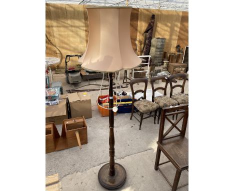 A MID 20TH CENTURY STANDARD LAMP COMPLETE WITH SHADE 