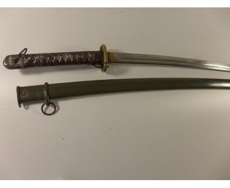 A 20TH CENTURY JAPANESE SWORD AND SCABBARD, PAINTED METAL GRIP, 69CM BLADE 