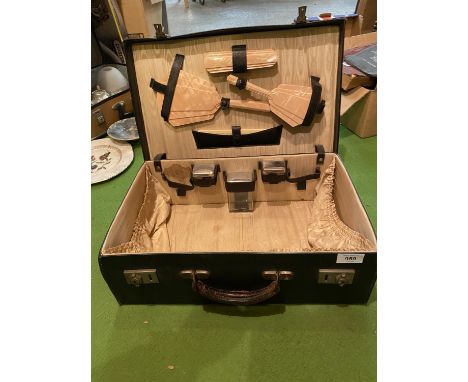 A VINTAGE LADIES VANITY CASE 