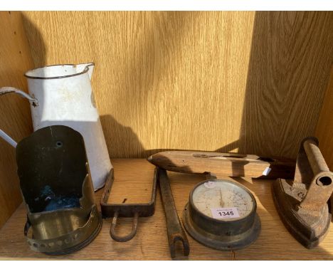AN ASSORTMENT OF ITEMS TO INCLUDE A VINTAGE IRON, ENAMEL JUG AND PRESSURE GAUGE ETC 
