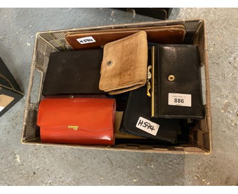 AN ASSORTMENT OF VINTAGE AND RETRO PURSES AND WALLETS 