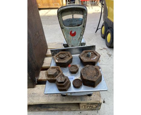 A SET OF VINTAGE AVERY GREENGROCER SCALES TO ALSO INCLUDE SOME WEIGHTS 