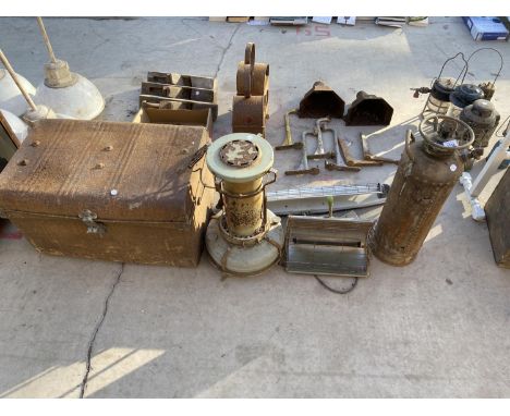 AN ASSSORTMENT OF ITEMS TO INCLUDE A METAL TRUNK, VINTAGE LAMP AND VINTAGE GAS BOTTLE ETC 