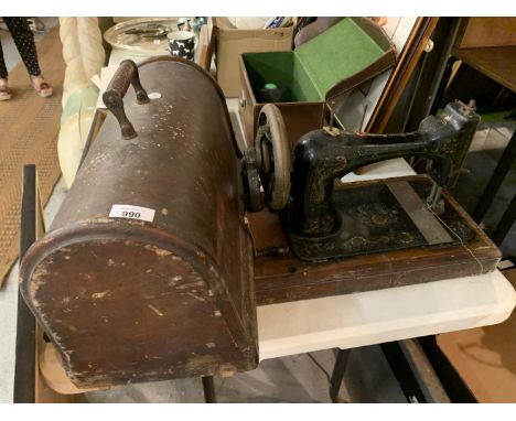 A VINTAGE SINGER SEWING MACHINE 