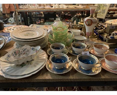 A COLLECTION OF MIXED CERAMICS AND GLASS WARE TO INCLUDE ROYAL GRAFTON CUPS AND SAUCERS 