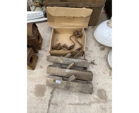 AN ASSORTMENT OF VINTAGE HAND TOOLS TO INCLUDE THREE WOOD PLANES ETC 