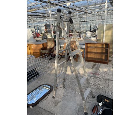 AN ALLUMINIUM 5 RUNG STEP LADDER 