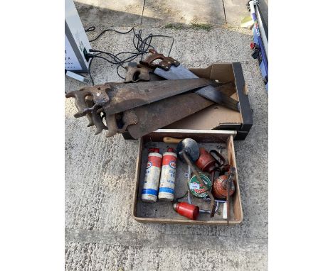 A COLLECTION OF VINTAGE HAND TOOLS TO INCLUDE OIL CANS AND SAWS ETC 