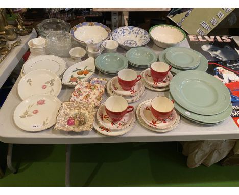 A LARGE QUANTITY OF CERAMIC WARE TO INCLUDE BOWLS, PLATES ETC 