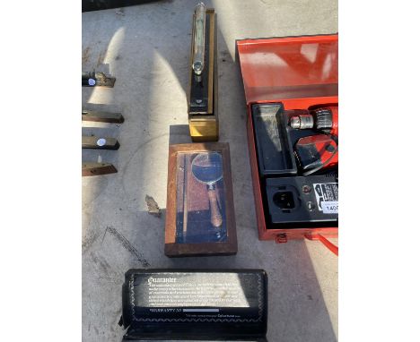 AN ASSORTMENT OF VINTAGE TOOLS TO INCLUDE A BOXED SPIRIT LEVEL AND A MAGNIFYING GLASS ETC 