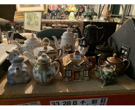 A COLLECTION OF VARIOUS CERAMIC TEAPOTS 