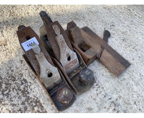 A COLLECTION OF VINTAGE HAND PLANES TO INCLUDE A STANLEY NO.4 1/2 AND A RECORD NO. 04 ETC 