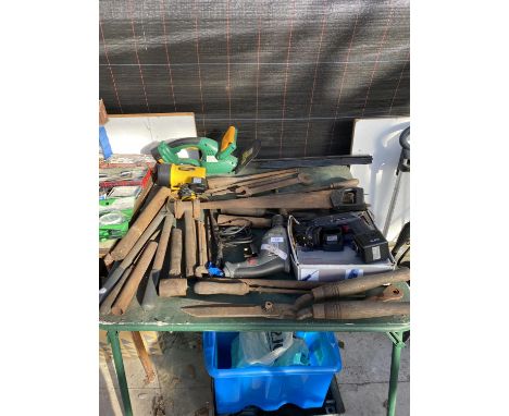 A LARGE COLLECTION OF VINTAGE HAND TOOLS TO INCLUDE SOME POWER TOOLS 