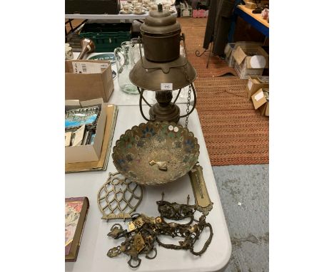 A SELECTION OF BRASSWARE TO INCLUDE A VINTAGE OIL LAMP, DECORATIVE BOWL (D:28CM) ETC 
