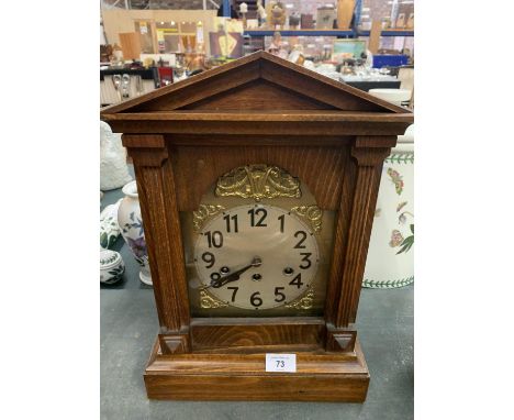 A LARGE WOODEN MANTEL CLOCK H:42CM 