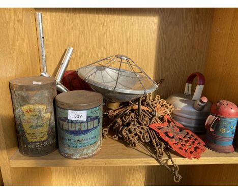 A QUANTITY OF ASSORTED VINTAGE ITEMS TO INCLUDE TWO VINTAGE TINS, A HEAT LAMP AND A TRIVET ETC 