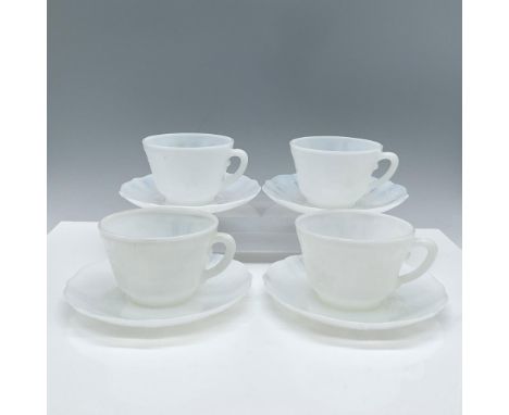This exquisite set showcases the Monax pattern, featuring a glossy, milky white hue and an intricate lace-like design. Includ