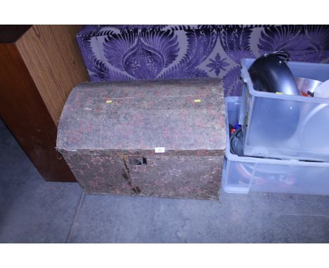 A floral decorated storage trunk 