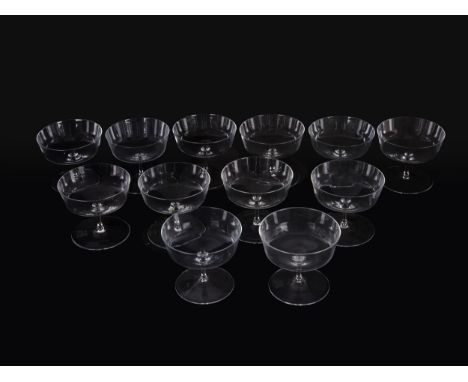 12 ChampagnerschalenAusführung LobmeyrFarbloses MusselinglasHöhe je 8,5 cm