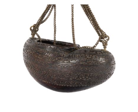 ﻿Bettelschale (Kashkul) Typische Form des Coco de Mer Mit monumentaler Koraninschrift in Thuluth Persisch/Osmanisch19. Jahrhu