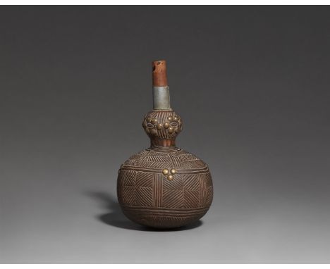 POWDER FLASK18 cm. highLiteratureCf. van Overbergh, C., ‘L'Art public aux Colonies‘, in Revue de l'Institut International d'A
