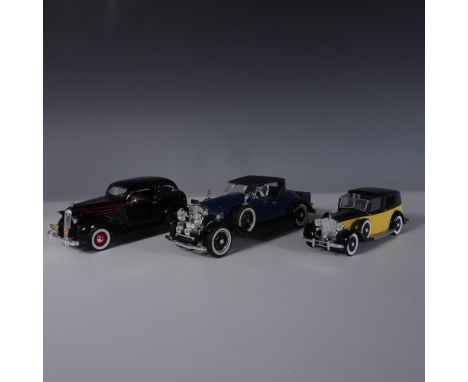 This 3-piece vintage car model set showcases detailed replicas of classic automobiles from the 1930s. The set includes a mark