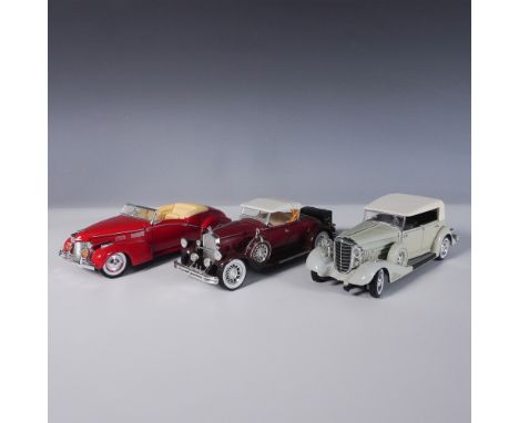 This 3-piece Signature diecast car set showcases a collection of elegant vintage automobiles. The set includes a 1940 Cadilla