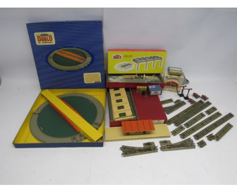 A collection of predominantly Hornby Dublo 00 gauge model railway accessories to include boxed 5005 Engine Shed (2-Road), 500