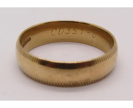9ct wedding ring with engine turned detail, size U, 5.2g 